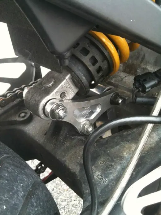 F4i Saggy Ass Fix link installed on a Honda CBR600F4i, photo 3